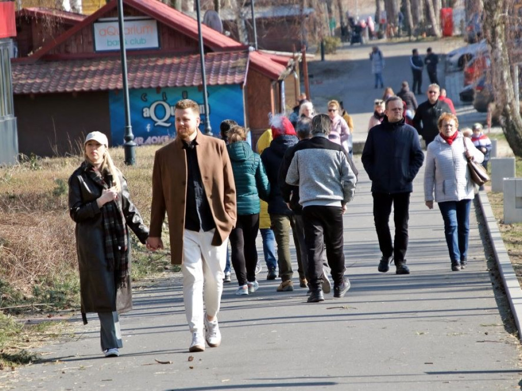 Słoneczna pogoda przyciągnęła do Sławy wiele osób [ZDJĘCIA]