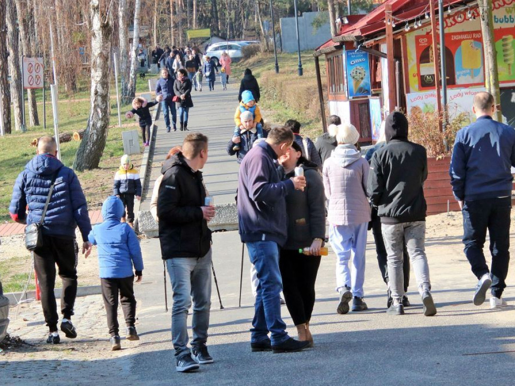 Słoneczna pogoda przyciągnęła do Sławy wiele osób [ZDJĘCIA]