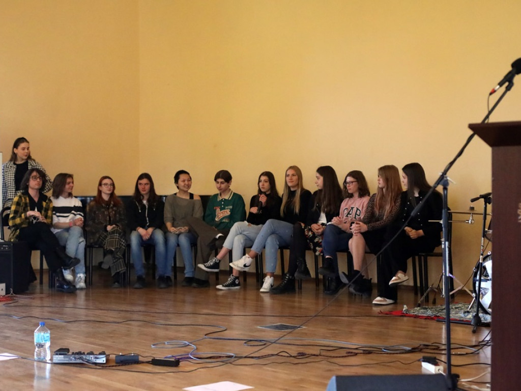 Licealiści witają wiosnę śpiewająco! Dużo się dzieje w tej szkole [ZDJĘCIA]