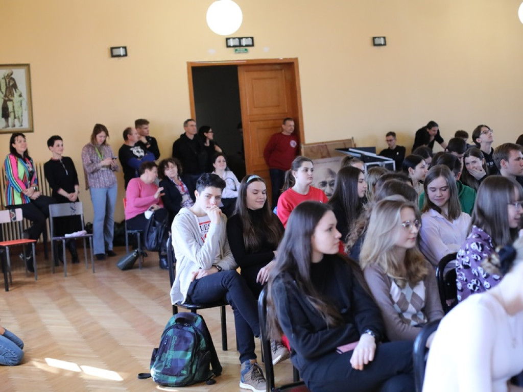 Licealiści witają wiosnę śpiewająco! Dużo się dzieje w tej szkole [ZDJĘCIA]