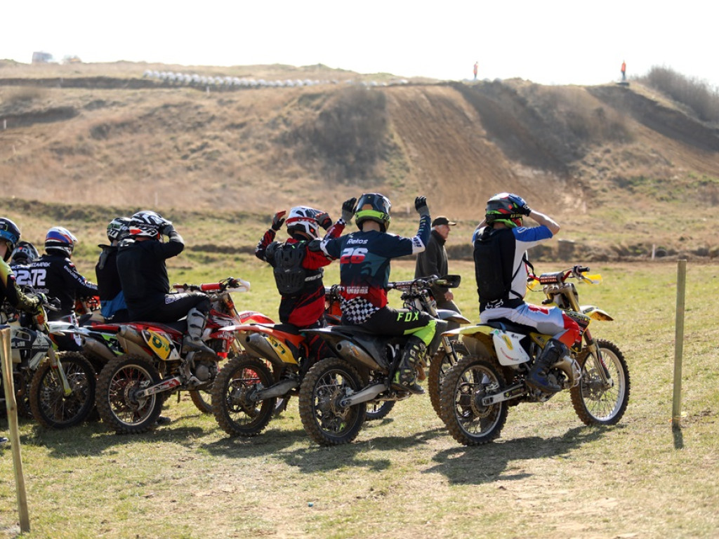 Ryk silników słychać z daleka. Trwa inauguracja mistrzostw Polski na Górkowie [ZDJĘCIA]