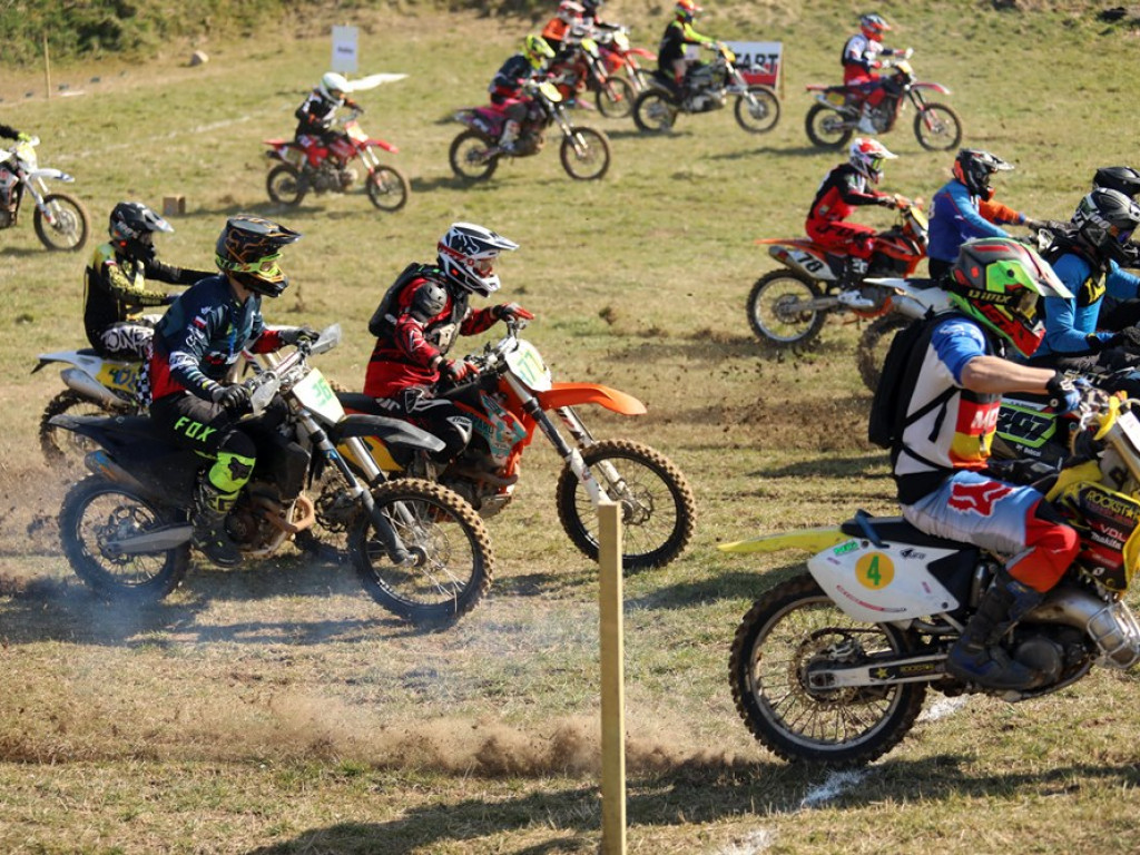 Ryk silników słychać z daleka. Trwa inauguracja mistrzostw Polski na Górkowie [ZDJĘCIA]