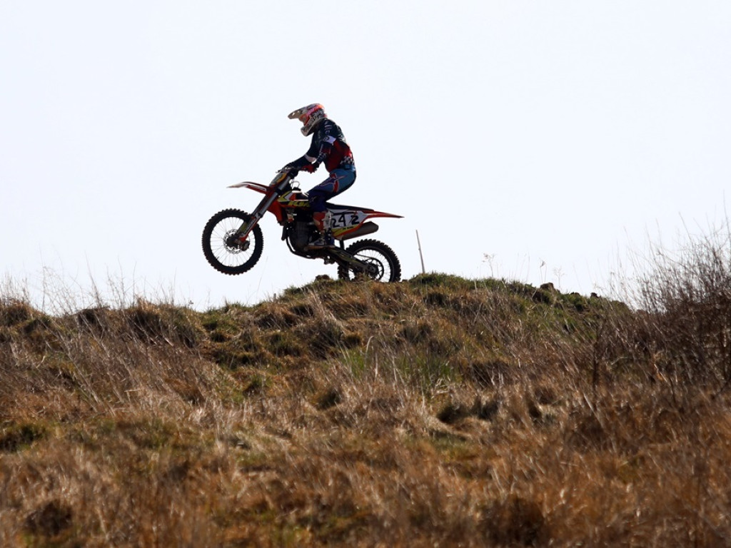 Ryk silników słychać z daleka. Trwa inauguracja mistrzostw Polski na Górkowie [ZDJĘCIA]