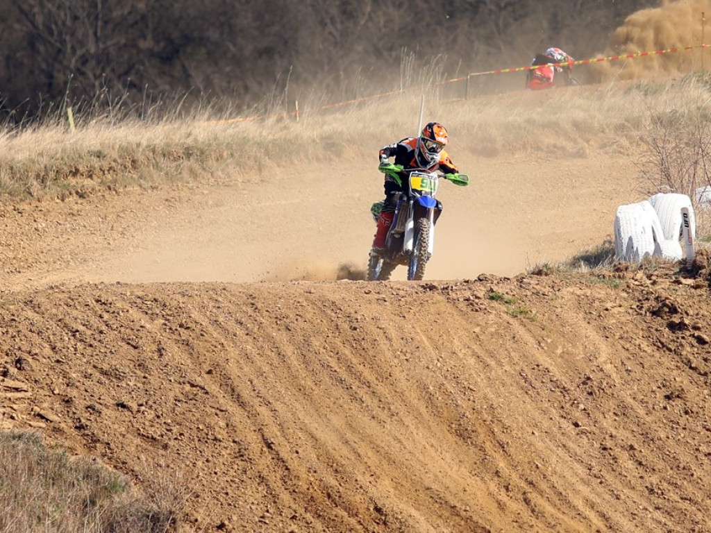 Ryk silników słychać z daleka. Trwa inauguracja mistrzostw Polski na Górkowie [ZDJĘCIA]