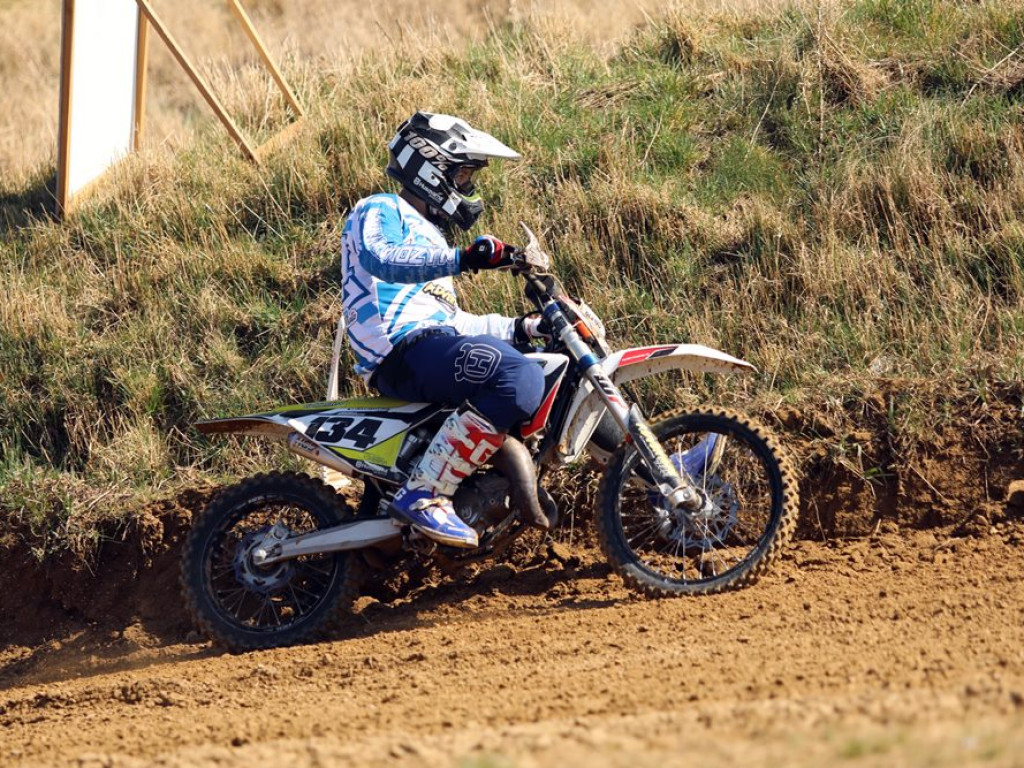 Ryk silników słychać z daleka. Trwa inauguracja mistrzostw Polski na Górkowie [ZDJĘCIA]