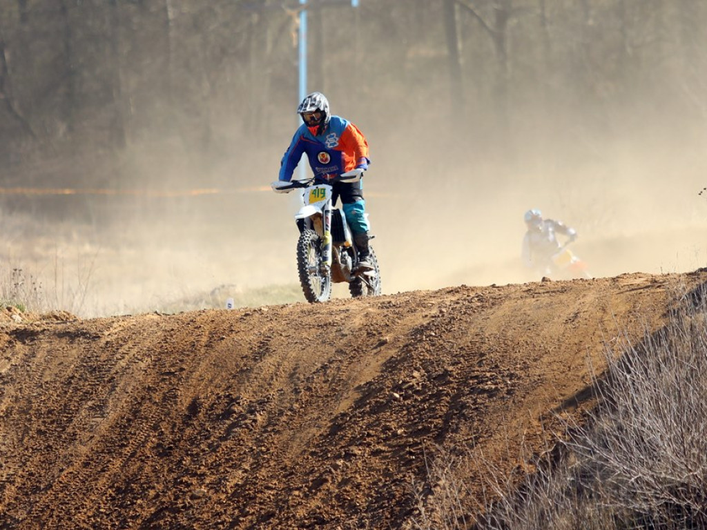 Ryk silników słychać z daleka. Trwa inauguracja mistrzostw Polski na Górkowie [ZDJĘCIA]