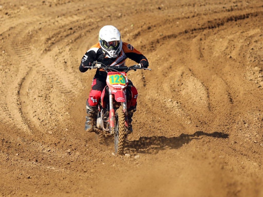 Ryk silników słychać z daleka. Trwa inauguracja mistrzostw Polski na Górkowie [ZDJĘCIA]