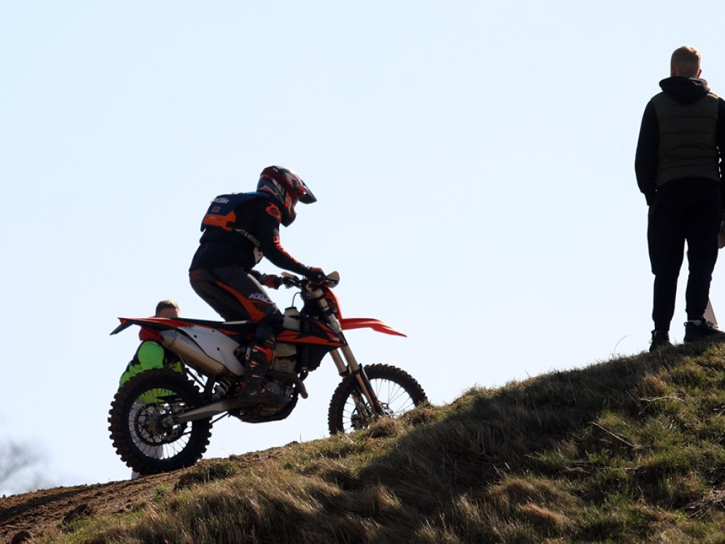 Ryk silników słychać z daleka. Trwa inauguracja mistrzostw Polski na Górkowie [ZDJĘCIA]