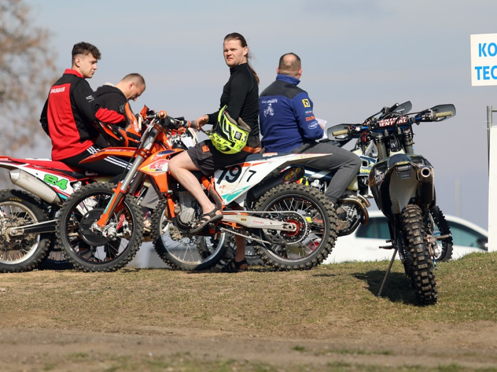 Ryk silników słychać z daleka. Trwa inauguracja mistrzostw Polski na Górkowie [ZDJĘCIA]