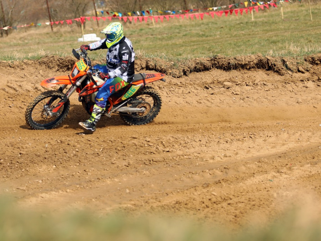 Ryk silników słychać z daleka. Trwa inauguracja mistrzostw Polski na Górkowie [ZDJĘCIA]