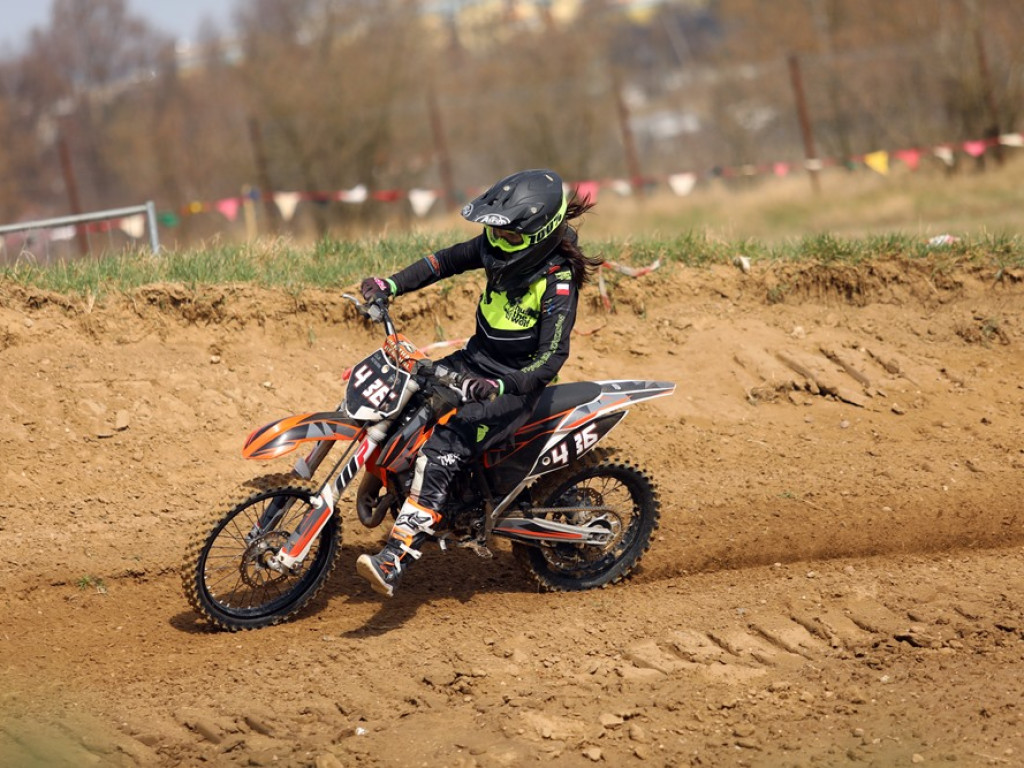 Ryk silników słychać z daleka. Trwa inauguracja mistrzostw Polski na Górkowie [ZDJĘCIA]