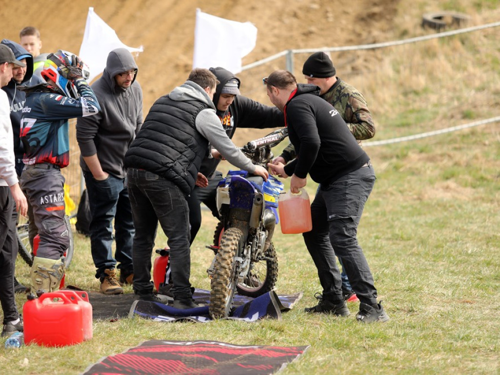 Ryk silników słychać z daleka. Trwa inauguracja mistrzostw Polski na Górkowie [ZDJĘCIA]