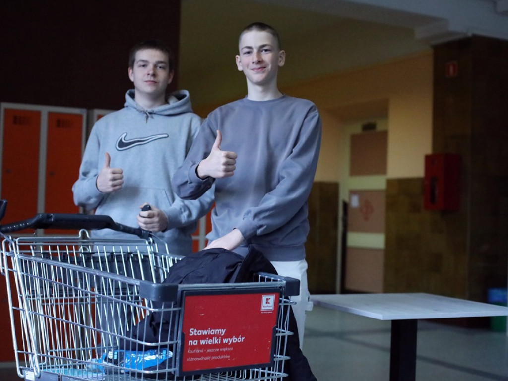 Jakie oni mają pomysły! Zamiast plecaków wózki, namioty czy taczki [ZDJĘCIA]