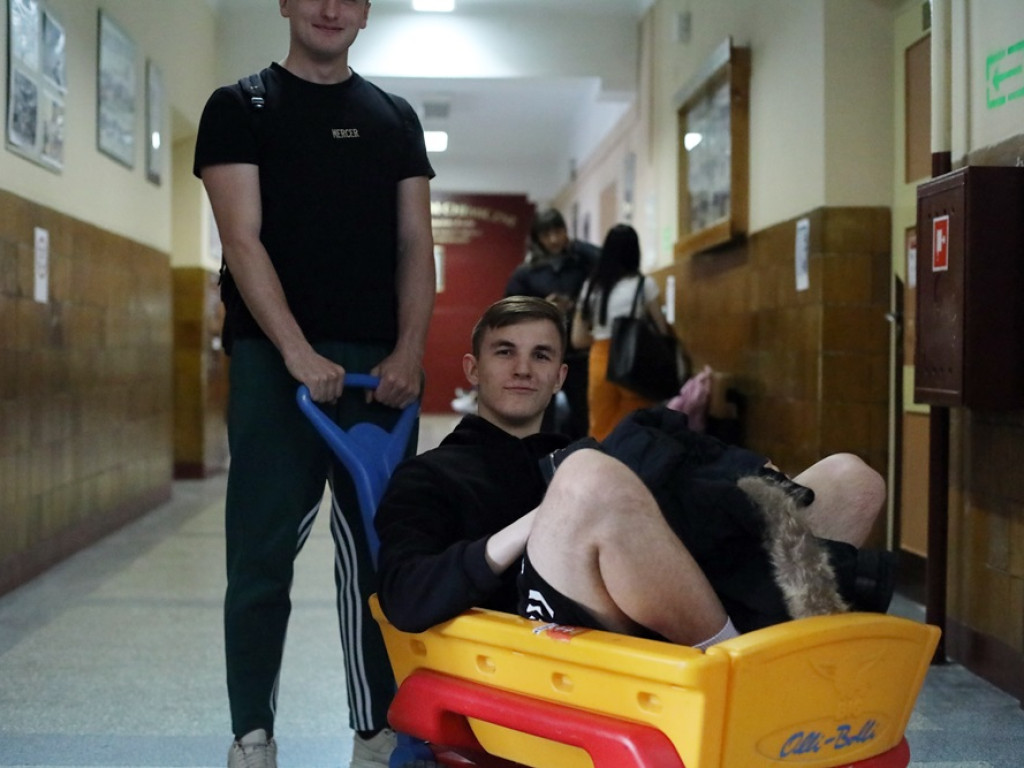 Jakie oni mają pomysły! Zamiast plecaków wózki, namioty czy taczki [ZDJĘCIA]