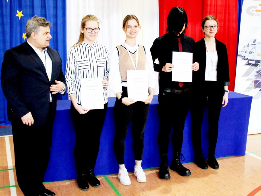 Uczniowie z certyfikatami za najlepsze wyniki w nauce [ZDJĘCIA]