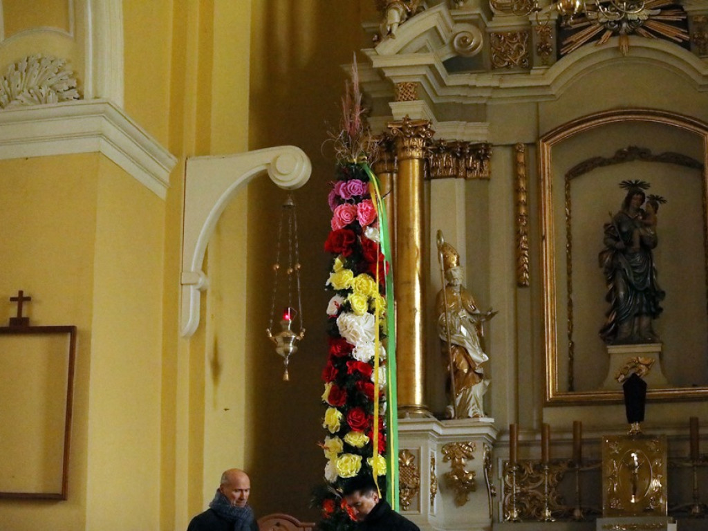 Największa wielkanocna palma stanęła w kościele Bożego Ciała [ZDJĘCIA]