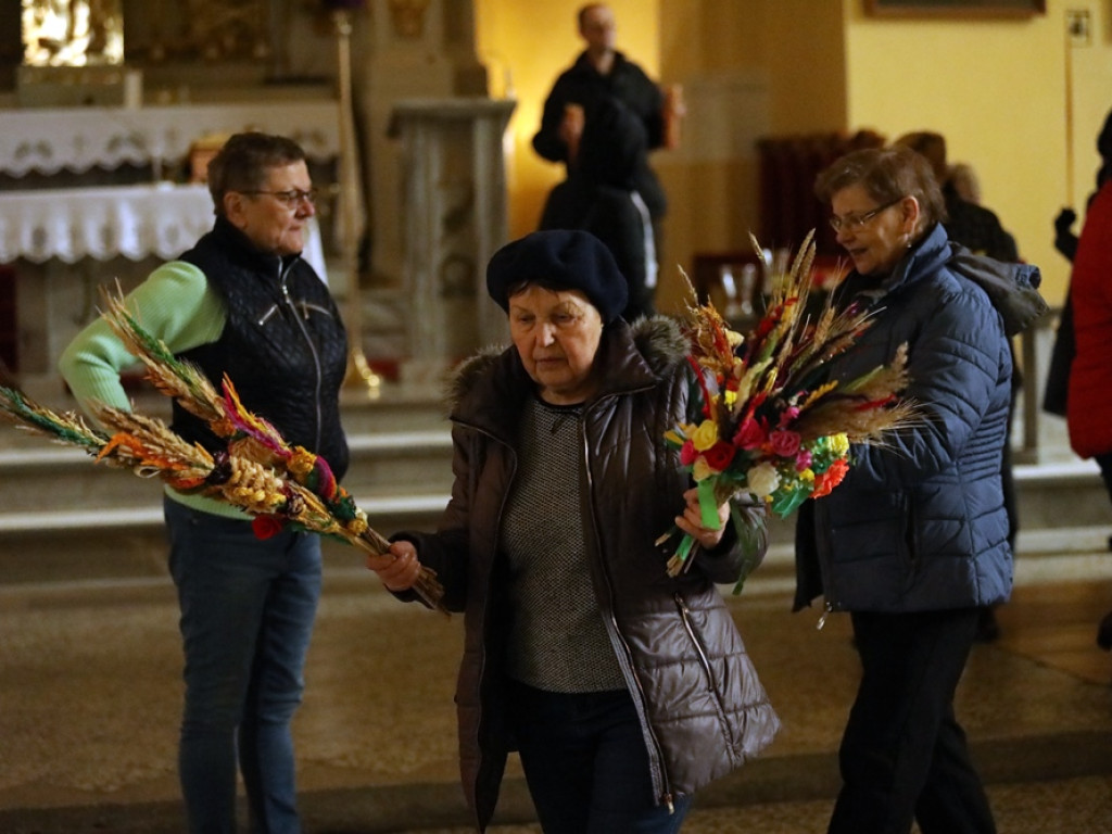 Największa wielkanocna palma stanęła w kościele Bożego Ciała [ZDJĘCIA]