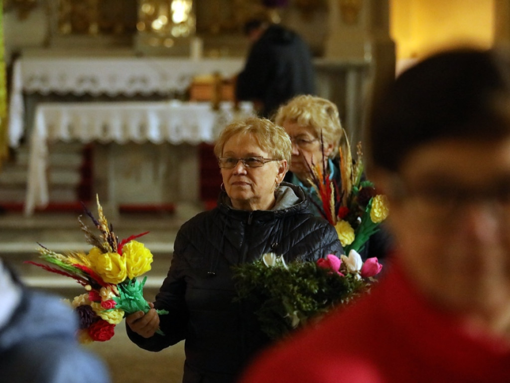 Największa wielkanocna palma stanęła w kościele Bożego Ciała [ZDJĘCIA]