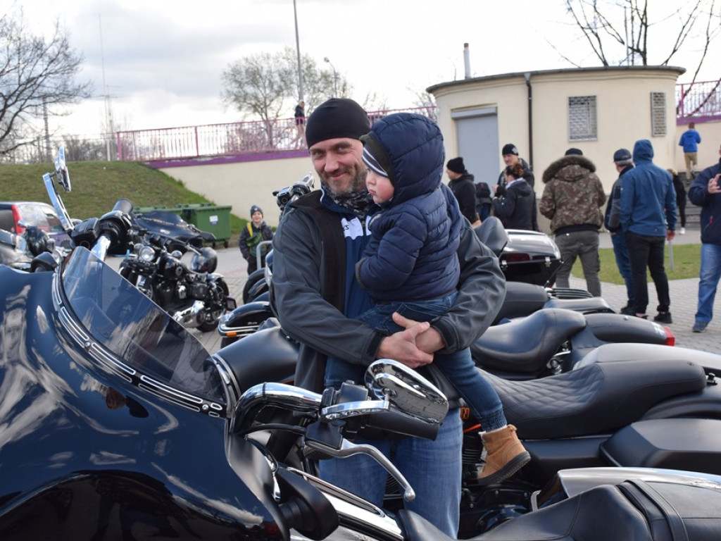 Żeby bezpiecznie zacząć sezon motocyklowy na drogach. W Głogowie trwa akcja MOTOkrew [ZDJĘCIA]