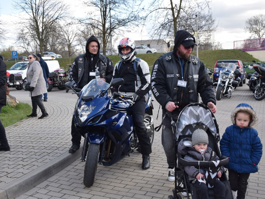 Żeby bezpiecznie zacząć sezon motocyklowy na drogach. W Głogowie trwa akcja MOTOkrew [ZDJĘCIA]