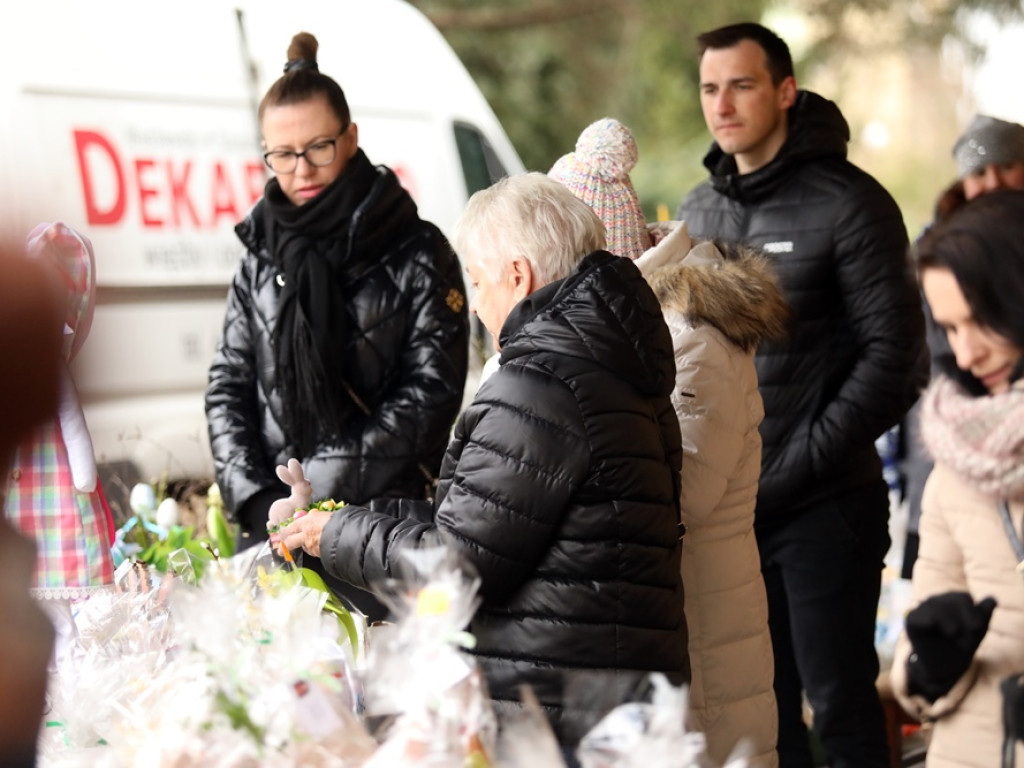 Pomagają małej Weronice. Pod kościołem trwa kiermasz [ZDJĘCIA]