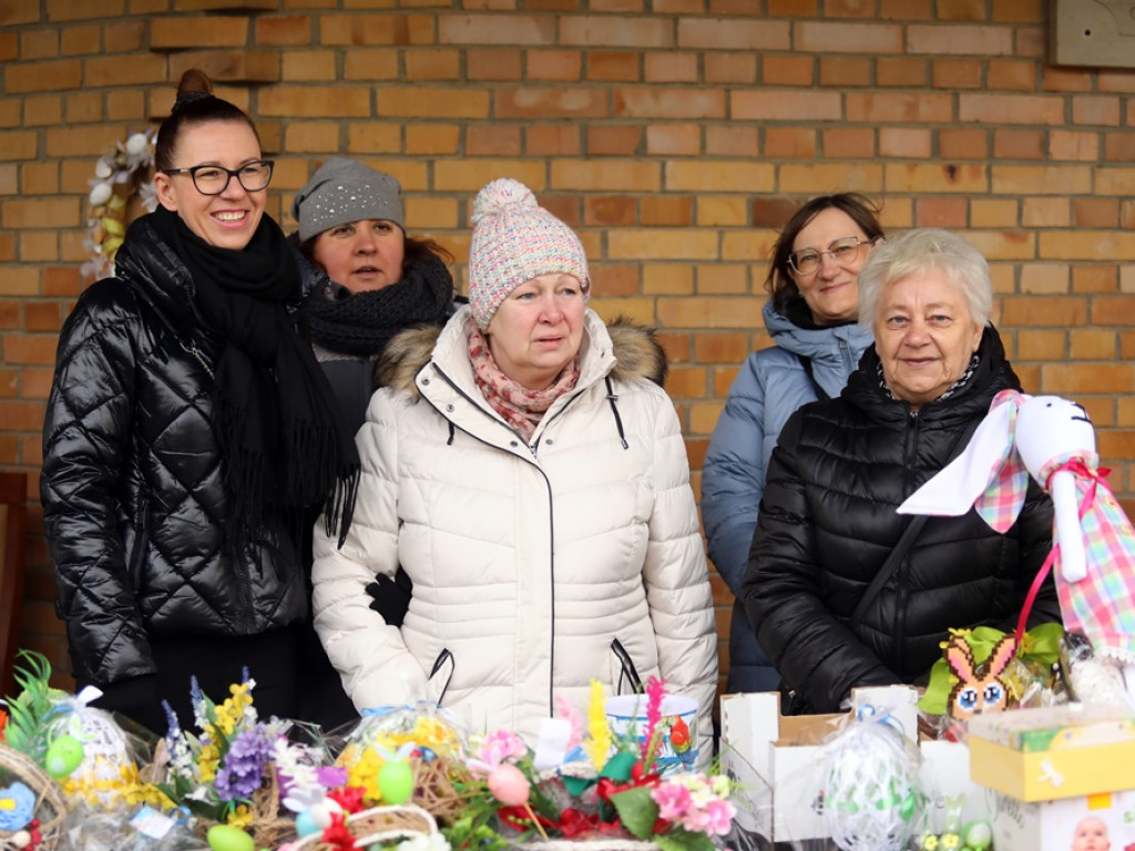 Pomagają małej Weronice. Pod kościołem trwa kiermasz [ZDJĘCIA]