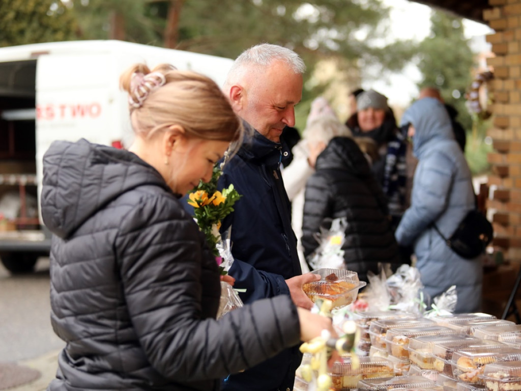 Pomagają małej Weronice. Pod kościołem trwa kiermasz [ZDJĘCIA]