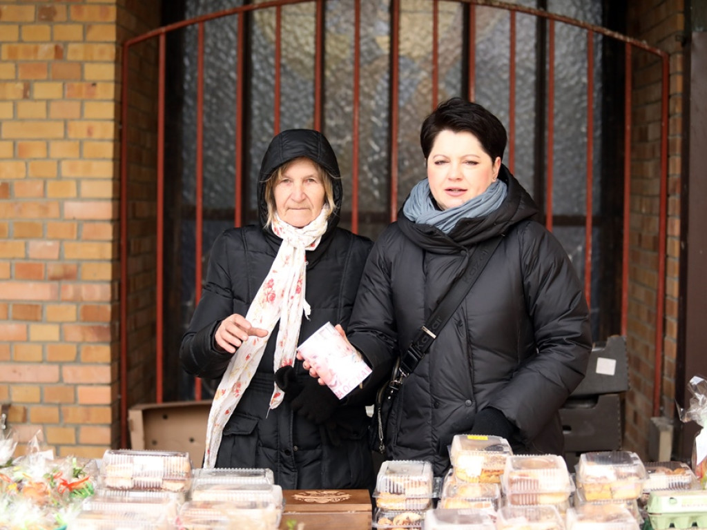 Pomagają małej Weronice. Pod kościołem trwa kiermasz [ZDJĘCIA]