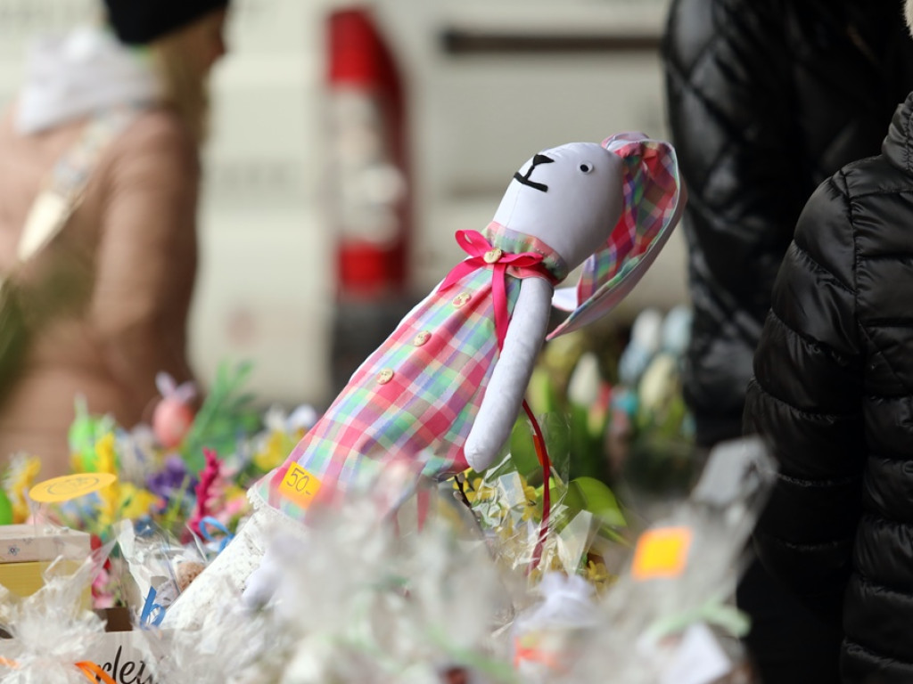 Pomagają małej Weronice. Pod kościołem trwa kiermasz [ZDJĘCIA]