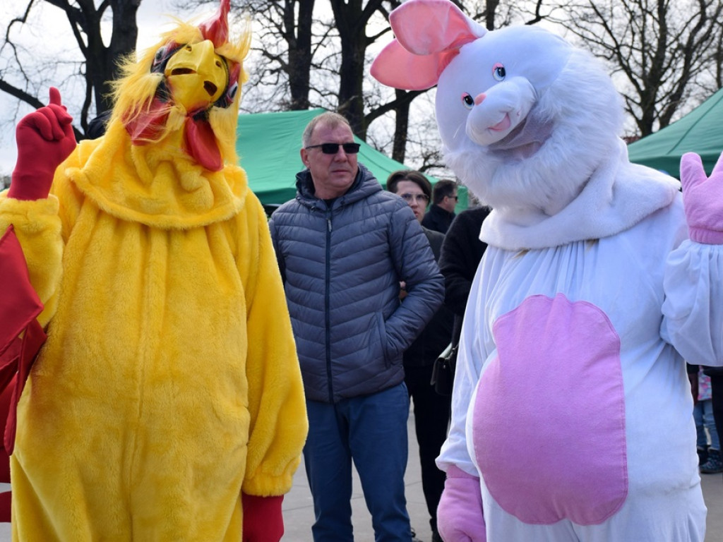 Baby wielkanocne, baranki, kurczaczki, jaja i ozdoby na świąteczny stół [ZDJĘCIA]