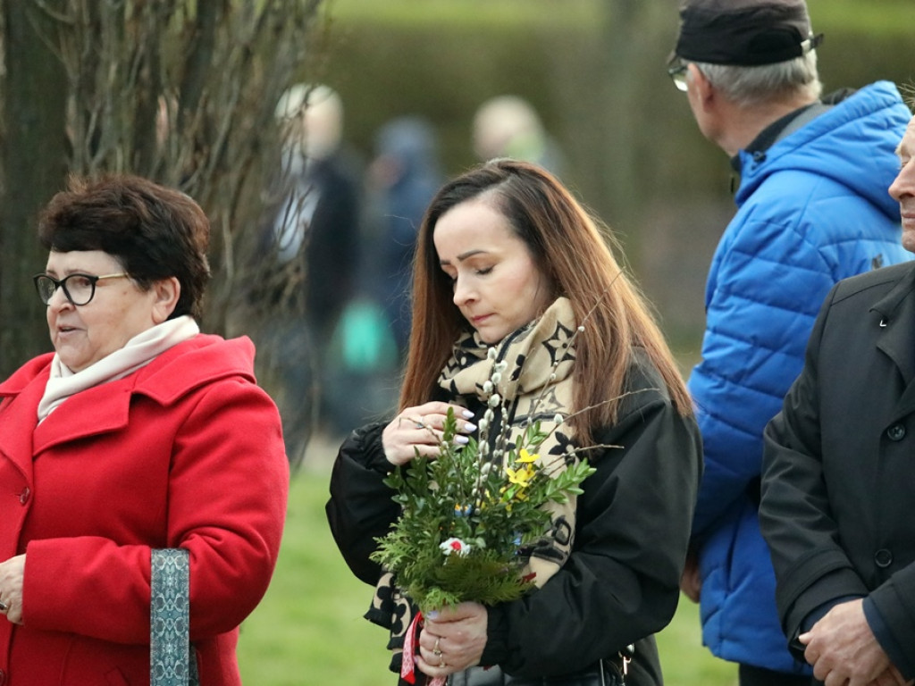 Uroczystości pod pomnikiem. Zubowski: Katastrofa smoleńska? Nadal więcej pytań... niż odpowiedzi [ZDJĘCIA]