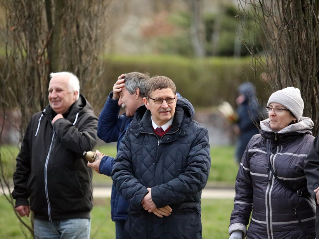 Uroczystości pod pomnikiem. Zubowski: Katastrofa smoleńska? Nadal więcej pytań... niż odpowiedzi [ZDJĘCIA]