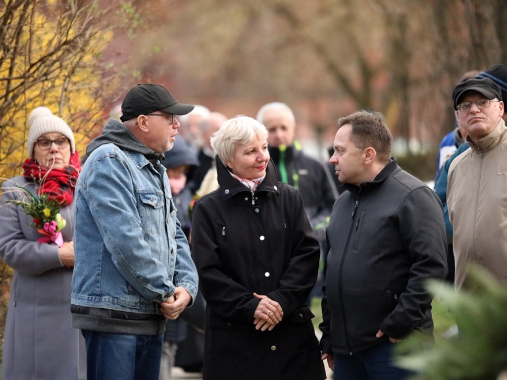 Uroczystości pod pomnikiem. Zubowski: Katastrofa smoleńska? Nadal więcej pytań... niż odpowiedzi [ZDJĘCIA]