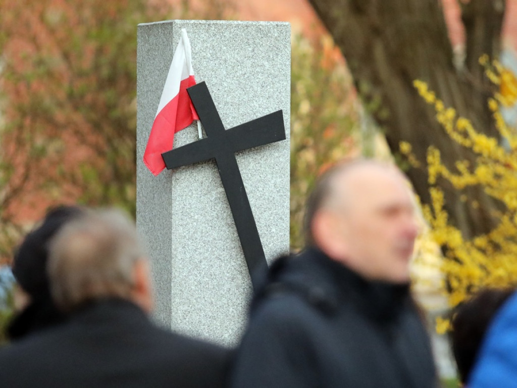 Uroczystości pod pomnikiem. Zubowski: Katastrofa smoleńska? Nadal więcej pytań... niż odpowiedzi [ZDJĘCIA]