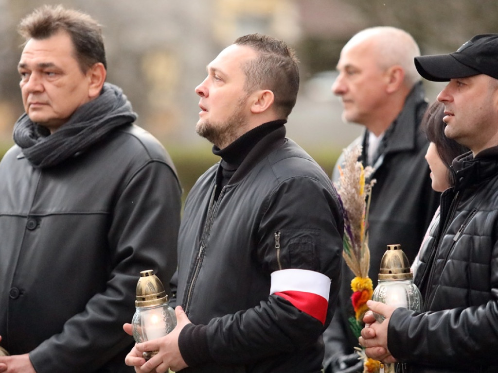 Uroczystości pod pomnikiem. Zubowski: Katastrofa smoleńska? Nadal więcej pytań... niż odpowiedzi [ZDJĘCIA]