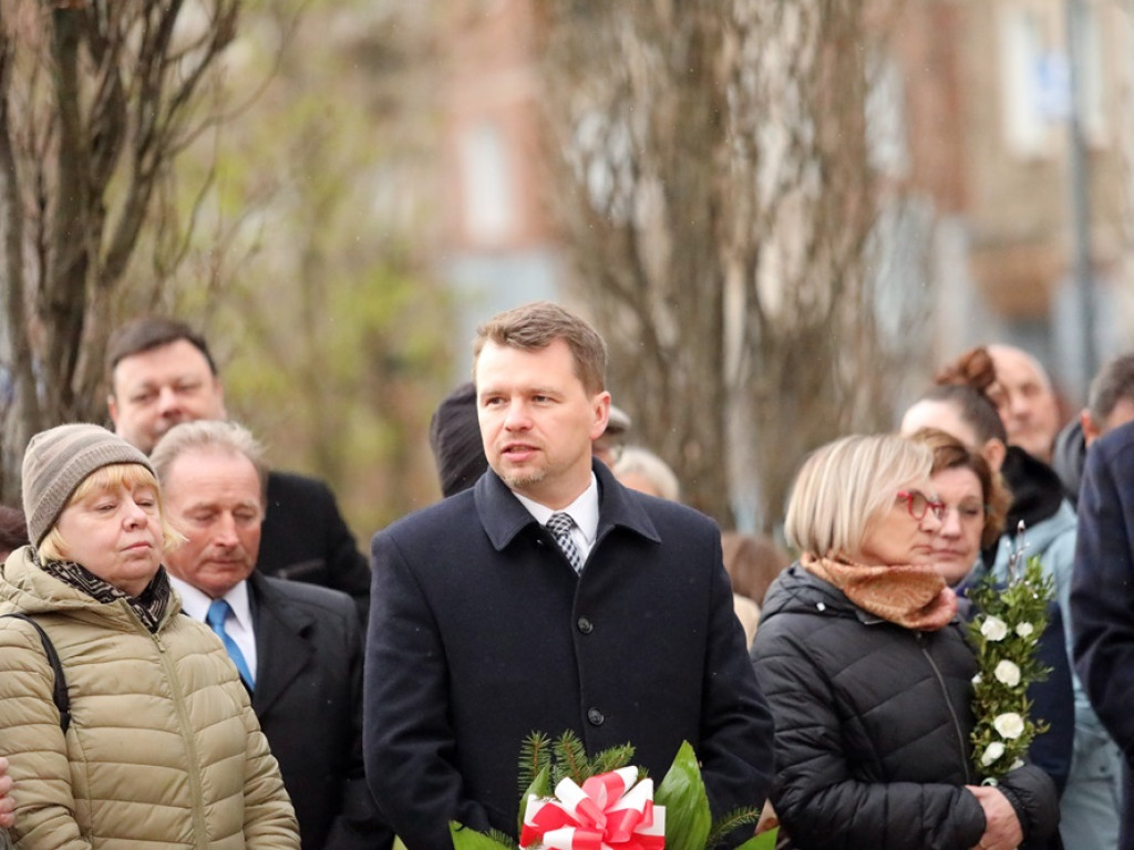 Uroczystości pod pomnikiem. Zubowski: Katastrofa smoleńska? Nadal więcej pytań... niż odpowiedzi [ZDJĘCIA]