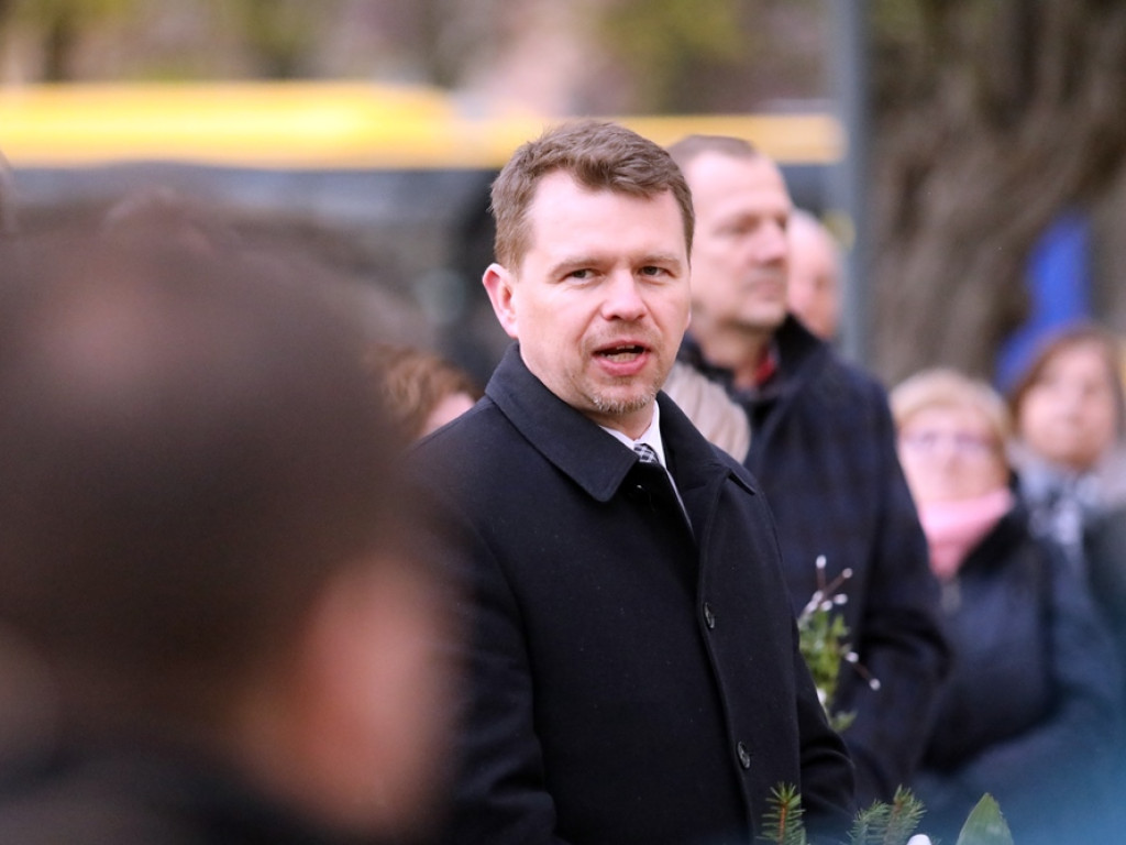 Uroczystości pod pomnikiem. Zubowski: Katastrofa smoleńska? Nadal więcej pytań... niż odpowiedzi [ZDJĘCIA]
