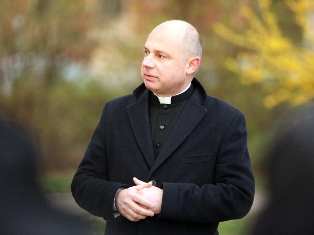 Uroczystości pod pomnikiem. Zubowski: Katastrofa smoleńska? Nadal więcej pytań... niż odpowiedzi [ZDJĘCIA]