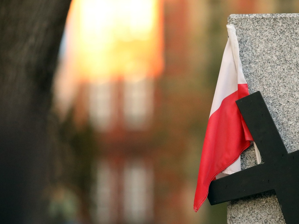 Uroczystości pod pomnikiem. Zubowski: Katastrofa smoleńska? Nadal więcej pytań... niż odpowiedzi [ZDJĘCIA]