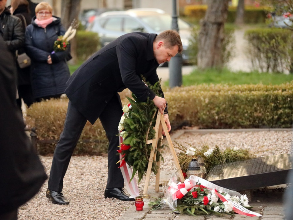 Uroczystości pod pomnikiem. Zubowski: Katastrofa smoleńska? Nadal więcej pytań... niż odpowiedzi [ZDJĘCIA]