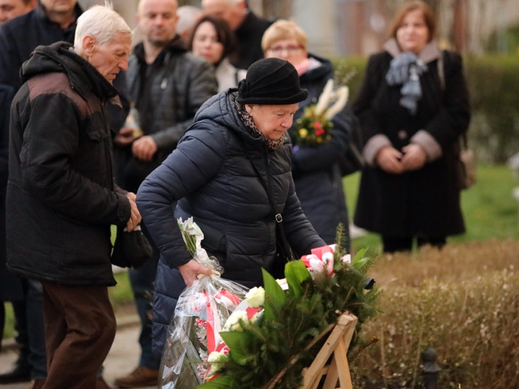 Uroczystości pod pomnikiem. Zubowski: Katastrofa smoleńska? Nadal więcej pytań... niż odpowiedzi [ZDJĘCIA]