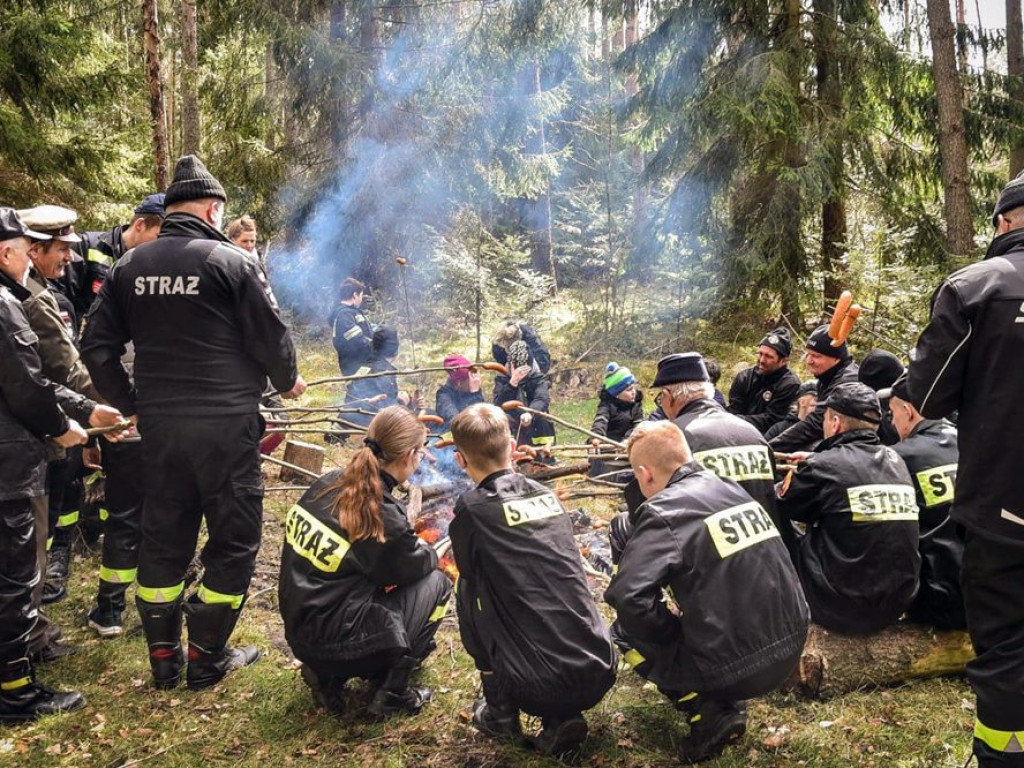 Sadzili las z strażakami ochotnikami. Akcja pod hasłem: Nie tylko gasimy, ale też sadzimy [ZDJĘCIA]