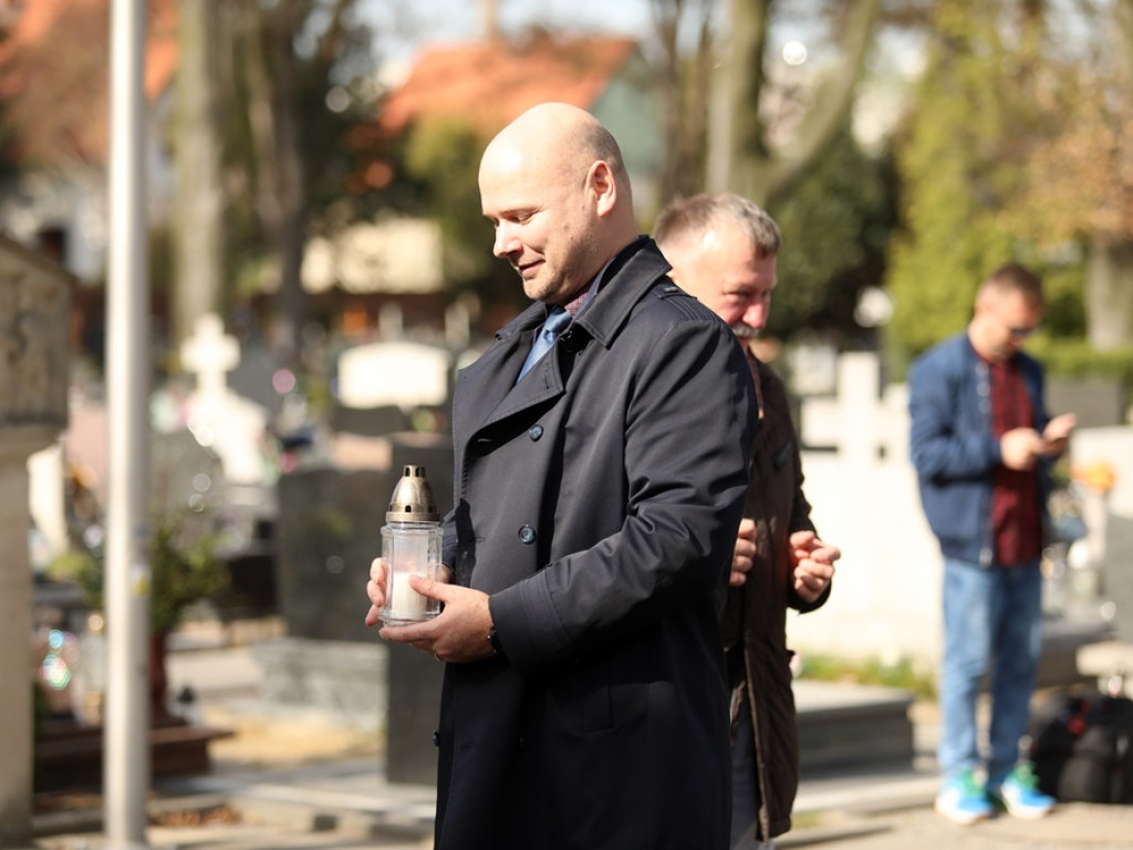 Pamiętają o zbrodni katyńskiej. Pilecki: Jechali bydlęcymi wagonami Polacy, Białorusini i Ukraińcy [ZDJĘCIA]