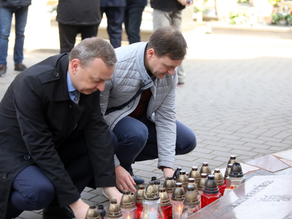 Pamiętają o zbrodni katyńskiej. Pilecki: Jechali bydlęcymi wagonami Polacy, Białorusini i Ukraińcy [ZDJĘCIA]