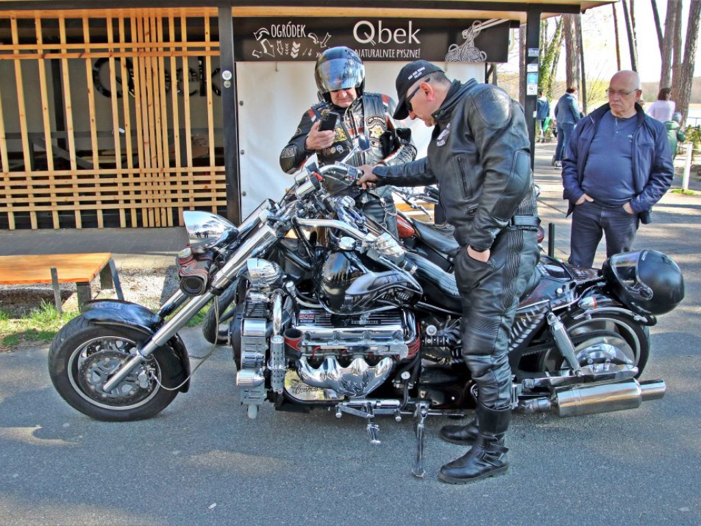 Głogowianin przyjechał do Sławy takim motocyklem! Ale wzbudził zainteresowanie [ZDJĘCIA]