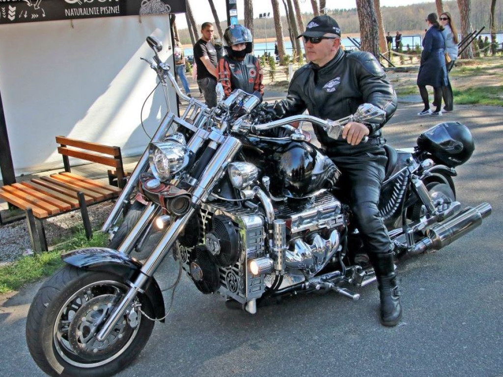 Głogowianin przyjechał do Sławy takim motocyklem! Ale wzbudził zainteresowanie [ZDJĘCIA]