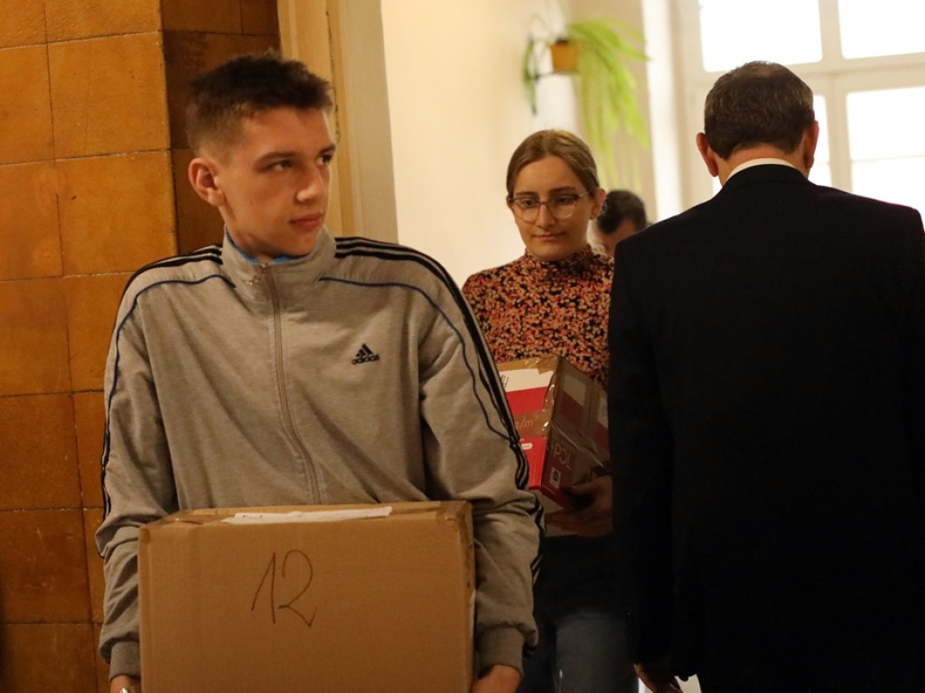 Młodzież i nauczyciele tej szkoły przekazali dary dla szkoły partnerskiej we Lwowie [ZDJĘCIA]