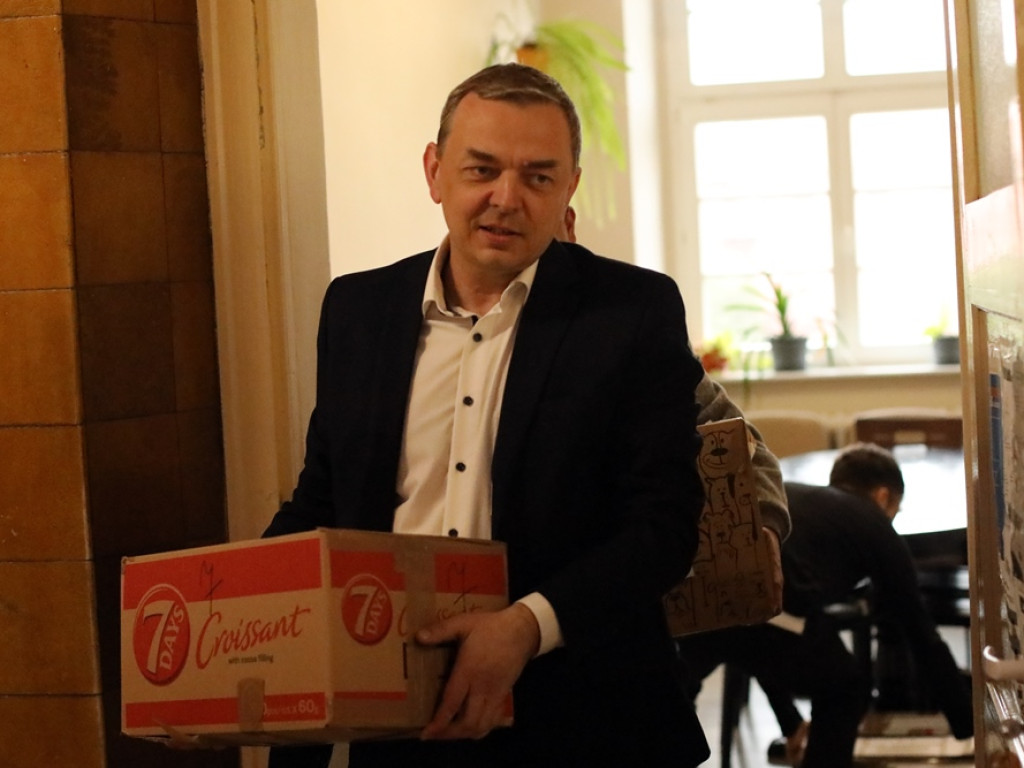 Młodzież i nauczyciele tej szkoły przekazali dary dla szkoły partnerskiej we Lwowie [ZDJĘCIA]