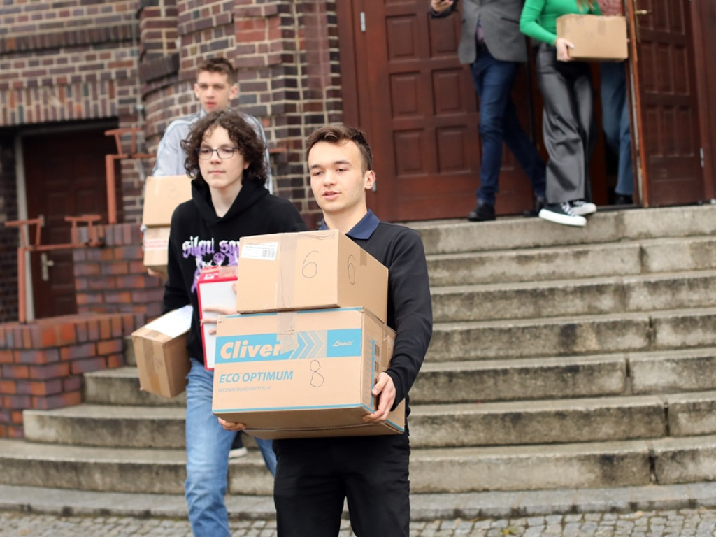 Młodzież i nauczyciele tej szkoły przekazali dary dla szkoły partnerskiej we Lwowie [ZDJĘCIA]