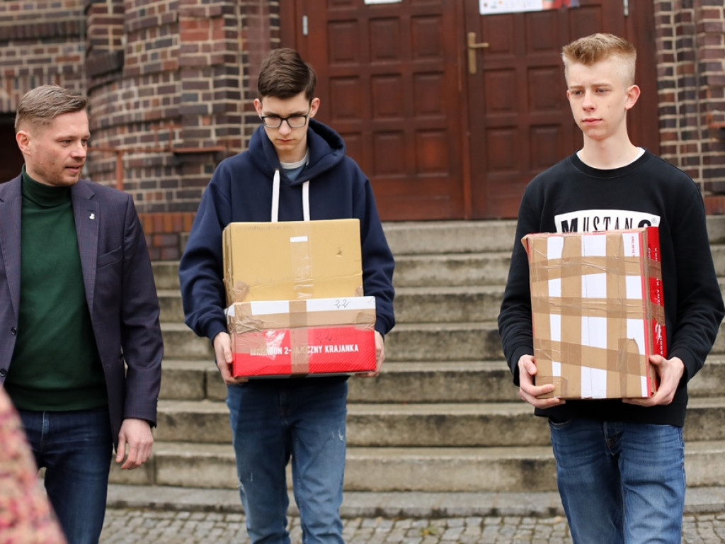 Młodzież i nauczyciele tej szkoły przekazali dary dla szkoły partnerskiej we Lwowie [ZDJĘCIA]